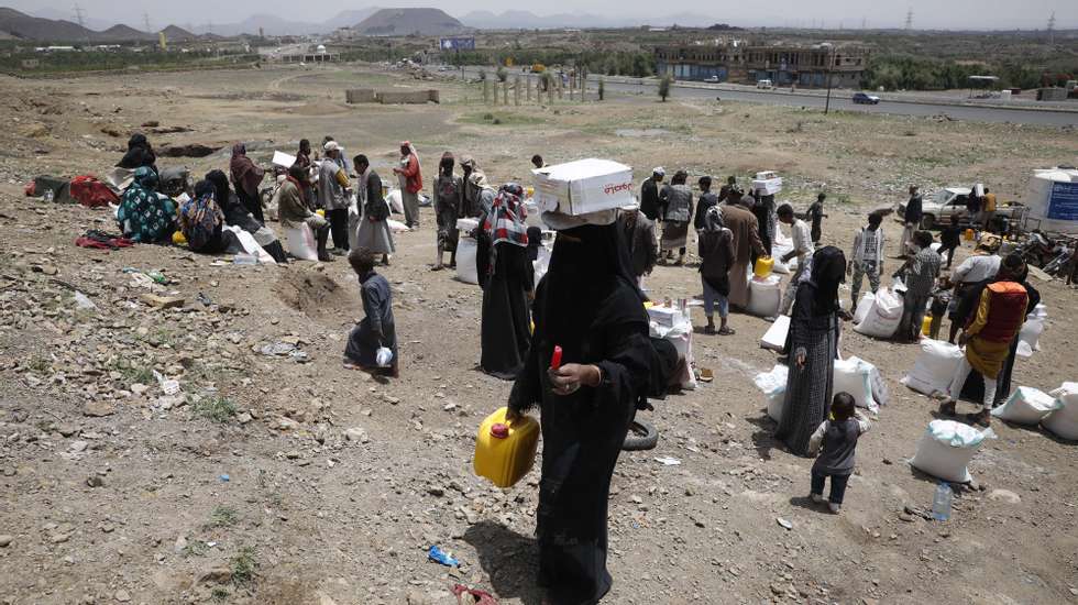 epa09404578 Displaced Yemenis get emergency food aid provided by Mona relief agency amid an acute food insecurity, on the outskirts of Sana&#039;a, Yemen, 07 August 2021. The United Nations has warned that more than 16 million people of war-ridden Yemen&#039;s 29 million-population could face hunger in the upcoming months of 2021 as aid agencies could reduce their life-saving humanitarian programs due to severe shortages of humanitarian funding, stressing that the Yemen Humanitarian Response Plan has received 1.82 billion US dollar out of the 3.85 billion US dollar required in 2021.  EPA/YAHYA ARHAB