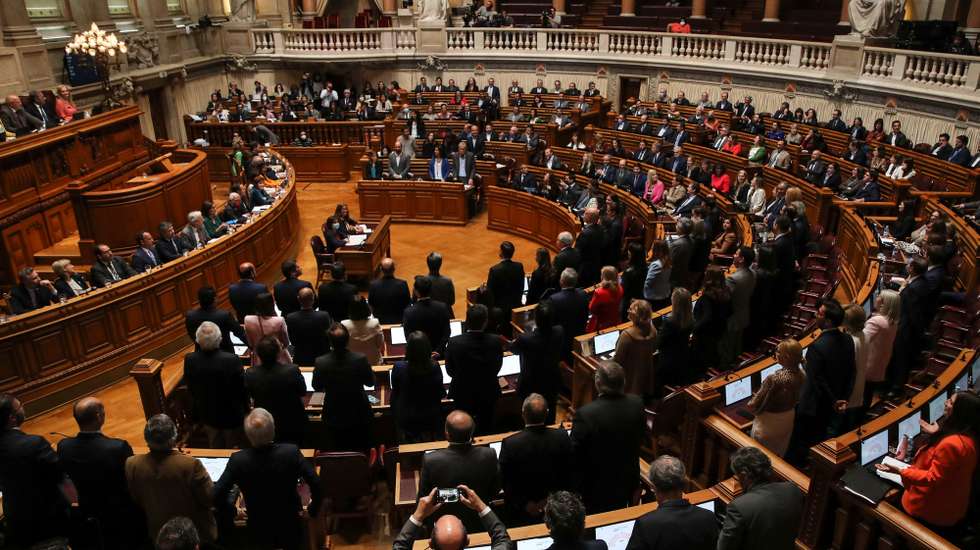 Deputados durante a votação da proposta do Orçamento de Estado para 2022 que foi aprovada na generalidade com os votos a favor do PS (120), a abstenção de PAN e Livre, e os votos contra das restantes bancadas parlamentares (PSD, Chega, BE e IL), durante o debate sobre Orçamento do Estado de 2022, na Assembleia da República, em Lisboa, 29 de abril de 2022. O documento tem agora votação final global marcada para 27 de maio, sendo que o OE 2022 deverá entrar em vigor já a partir do dia 1 de julho.  MANUEL ALMEIDA/LUSA