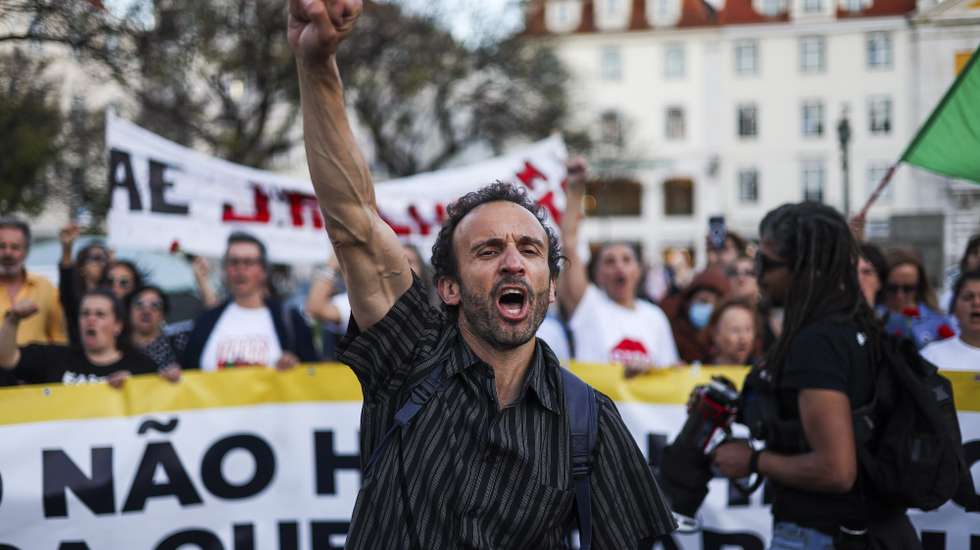 O líder do sindicato STOP, André Pestana, grita palavras de ordem no início de um acampamento de professores durante o qual serão promovidas vigílias e irão participar noutras iniciativas como a manifestação nacional do 25 de Abril, como forma de luta contra “a intransigência da tutela em não devolver os mais de seis anos e seis meses de tempo de serviço congelado, não acabar com os estrangulamentos de acesso aos 5º e 7.º escalões nem com o fim das quotas nas avaliações”, no Rossio, em Lisboa, 24 de abril de 2023. JOSÉ SENA GOULÃO/LUSA