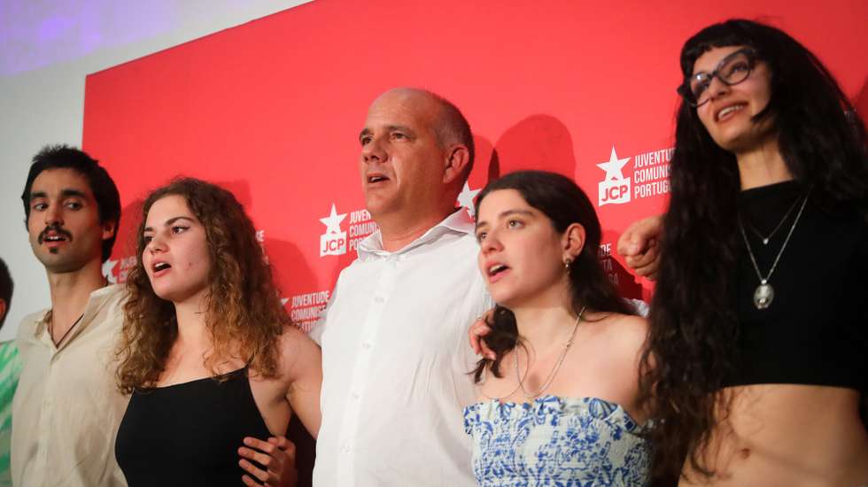 O secretário-geral do Partido Comunista Português (PCP), Paulo Raimundo (C), durante o encerramento da 17.ª Conferência Nacional do Ensino Superior e do 15.º Encontro Nacional do Ensino Secundário da JCP no Cinema Charlot - Auditório Municipal em Setúbal. 06 de Maio de 2023. RUI MINDERICO/LUSA