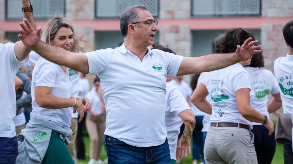 O presidente do Governo dos Açores, José Manuel Bolieiro (C), um dos marchantes fundadores da "marcha dos Coriscos", durante os ensaios da mais antiga marcha da ilha de São Miguel, que participa nas festas Sanjoaninas da Ilha Terceira, Angra do Heroísmo, Terceira, Açores, 22 de junho de 2023. (ACOMPANHA TEXTO DE 23 DE JUNHO DE 2023). ANTÓNIO ARAÚJO/LUSA