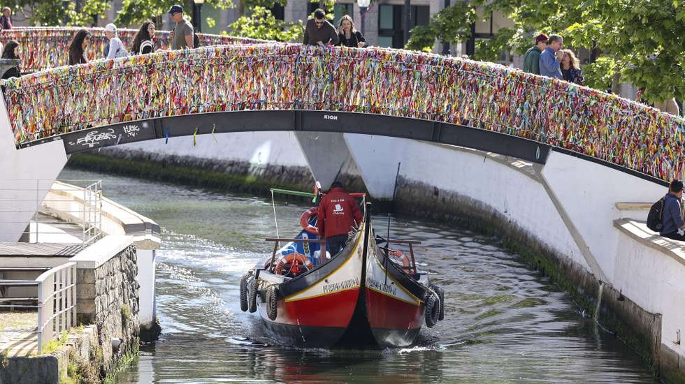 Passeios de barcos moliceiros com turistas na Ria de Aveiro, em Aveiro, 15 de abril de 2023. PAULO NOVAIS/LUSA