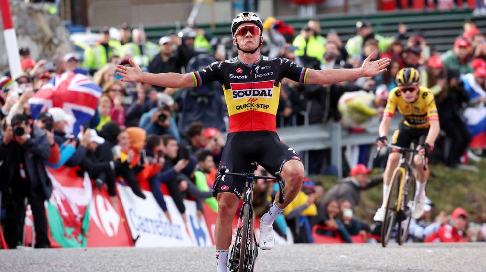 Remco Evenepoel colocou-se da melhor forma, saiu nos últimos metros e ganhou ao sprint terceira etapa em Andorra antes de chocar com uma jornalista e fazer um golpe na zona do sobrolho