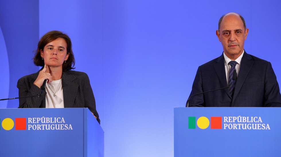 O ministro da Saúde, Manuel Pizarro (D), e a ministra da Presidência, Mariana Vieira da Silva (E), participam na conferência de imprensa no final da reunião do Conselho de Ministros, que decorreu nas instalações do antigo Ministério do Mar, em Algés, Oeiras, 14 de setembro de 2023. ANTÓNIO COTRIM/LUSA