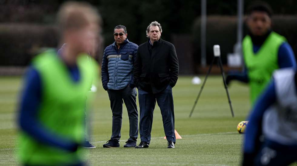 Behdad Eghbali e Todd Boehly, líderes do grupo que comprou o Chelsea a Roman Abramovich, continuam a tentar revolucionar a forma de trabalho dos blues (para já, sem resultados)