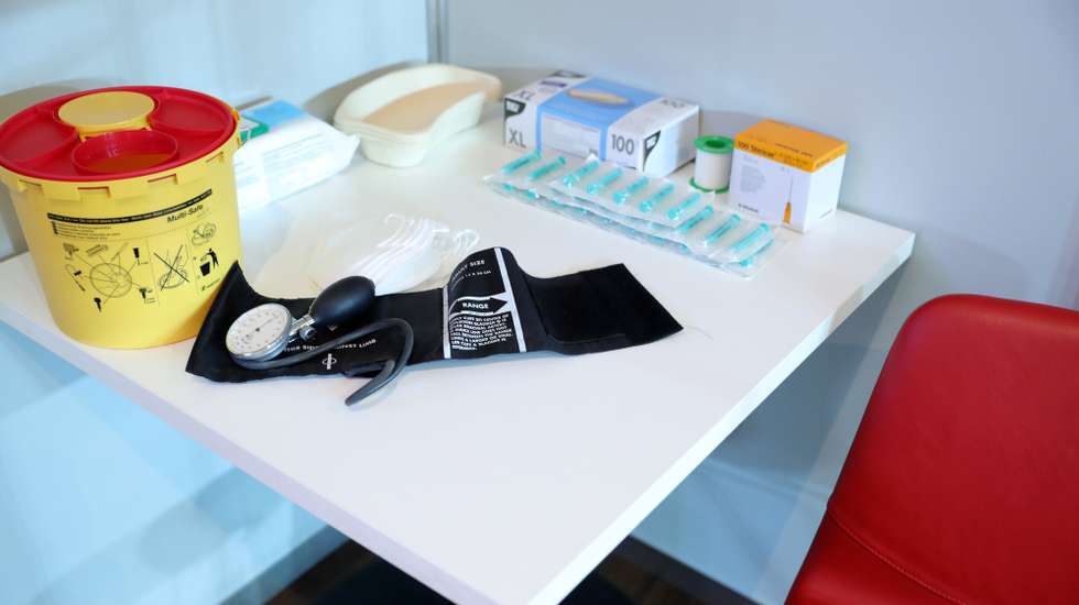 epa08854964 A cabin for administering vaccinations against Covid-19 is set up in the converted Merkur-Arena during the second wave of the coronavirus pandemic in Duesseldorf, Germany, 01 December 2020. Germany is hoping to begin vaccinations in a first phase for medical workers, caregivers and others beginning in December. Crews are setting up vaccination centers for mass inoculations nationwide.  EPA/Andreas Rentz / POOL