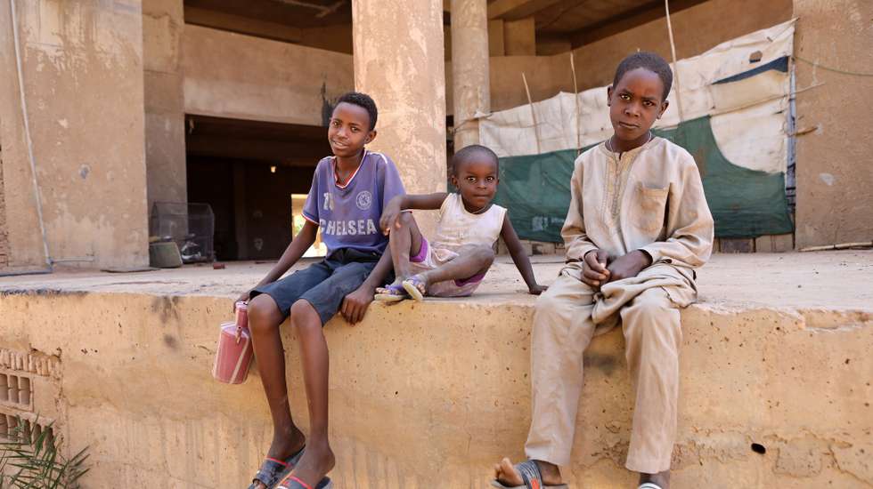 epa10578769 Sudanese children wait on a street while looking for drinking water after supplies were affected due to the ongoing fighting between Sudanese army and paramilitaries of the Rapid Support Forces (RSF) in Khartoum, Sudan, 18 April 2023. A power struggle erupted 15 April between the Sudanese army led by army Chief General Abdel Fattah al-Burhan and the paramilitaries of the Rapid Support Forces (RSF) led by General Mohamed Hamdan Dagalo, resulting in at least 200 deaths according to doctors' association in Sudan. The RSF on 18 April said it approved a 24-hour ceasefire to allow evacuation of the wounded, however the Sudanese army did not confirm the deal.  EPA/STRINGER