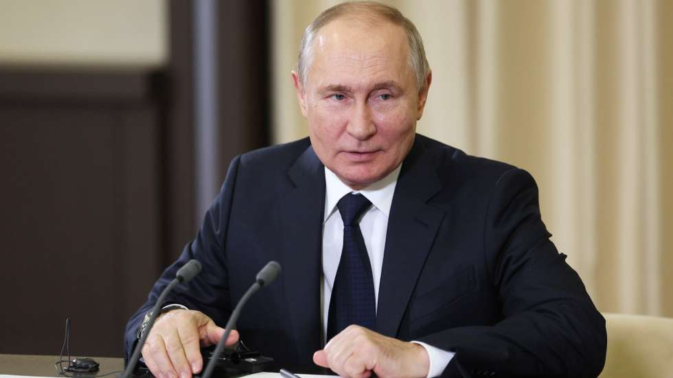 epa10964380 Russian President Vladimir Putin (L) speaks with Chinese Central Military Commission vice chairman Zhang Youxia (R) during their meeting at Novo-Ogaryovo residence, outside Moscow, Russia, 08 November 2023.  EPA/GAVRIIL GRIGOROV/SPUTNIK/KREMLIN POOL / POOL MANDATORY CREDIT