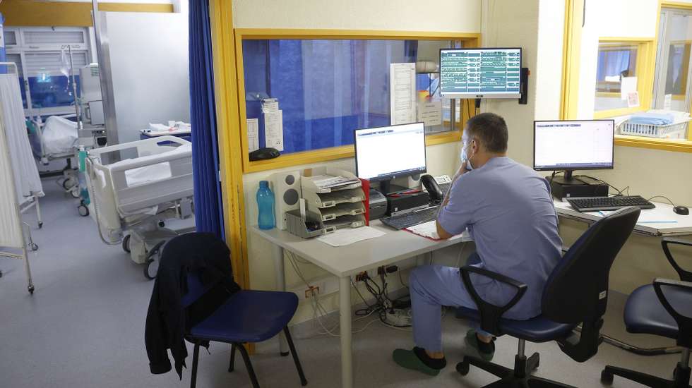 Profissional de saúde no serviço de urgência do Hospital de Abrantes, Centro Hospitalar Médio Tejo (CHMT), em Abrantes, 28 de dezembro de 2023. ANTÓNIO PEDRO SANTOS/LUSA