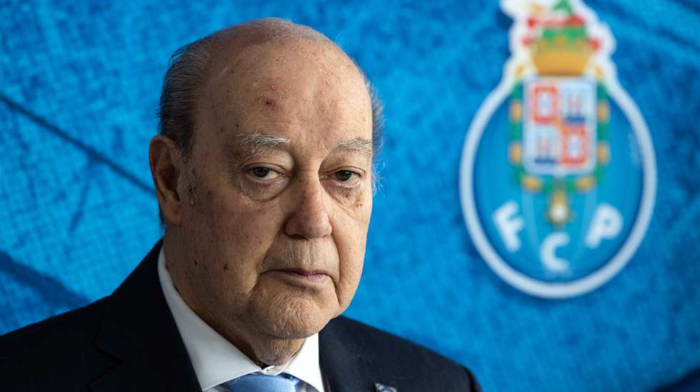 O presidente do FC Porto, Jorge Nuno Pinto da Costa, intervém na apresentação do projeto da nova Academia do clube, no estádio do Dragão, no Porto, 27 de março de 2024. O projeto da Academia na Maia inclui um estádio com capacidade para 2.500 espetadores, nove campos relvados (quatro dos quais com bancadas de 400 lugares cada), além de um campo de futebol de sete, entre outras infraestruturas destinadas a reforçar a formação e prática desportiva no clube. JOSÉ COELHO/LUSA