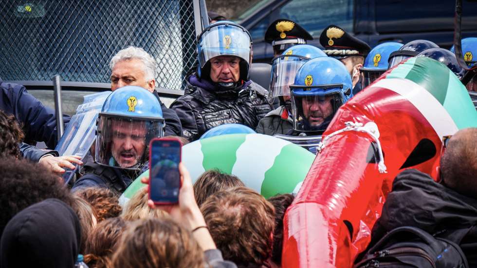 epa11288314 Police officers scuffle with protesters during a demonstration by students against the G7 foreign ministers' meeting and in solidarity with the Palestinian people, in Naples, Italy, 19 April 2024. The Italian resort island of Capri hosted three days of G7 foreign ministers' meetings, from 17 to 19 April, to discuss support for Ukraine and addressing the crisis in the Middle East, among other topics.  EPA/CESARE ABBATE