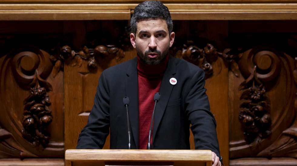 O líder parlamentar do Bloco de Esquerda (BE), Fabian Figueiredo, discursa após a eleição de José Pedro Aguiar Branco (ausente da fotografia), como novo Presidente da Assembleia da República, sucedendo a Augusto Santos Silva, que falhou a eleição pelo círculo Fora da Europa nas últimas legislativas, na Assembleia da República em Lisboa, 27 de março de 2024. FILIPE AMORIM/LUSA