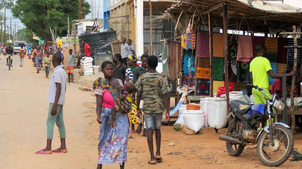 Na vila de Chiùre, sul da província moçambicana de Cabo Delgado, a vida muda, agora, do dia para a noite e o amanhecer na rua deixou de ser possível com a aproximação dos ataques terroristas na última semana, Chiùre, Moçambique, 24 de fevereiro. Na avenida principal da vila, o movimento intenso das primeiras horas do dia, com comércios abertos, centenas de vendedores ao longo de uma rua que se mistura entre terra batida, buracos e algum alcatrão, centenas a comprar ou caminhar sob um sol escaldante, vai esmorecendo ao início da tarde. (ACOMPANHA TEXTO DE 26 DE FEVEREIRO DE 2024). PAULO JULIÃO/LUSA