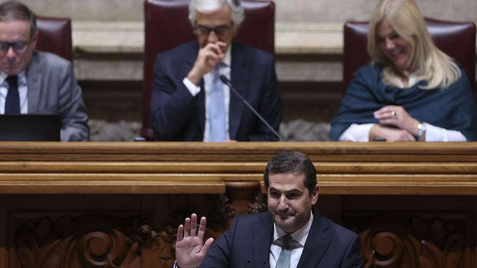 O líder parlamentar do Partido Social Democrata (PSD), Hugo Soares, intervém durante a sessão plenária sobre o Orçamento do Estado para 2025 (OE2025), na Assembleia da República, em Lisboa, 31 de outubro de 2024. ANTÓNIO COTRIM/LUSA