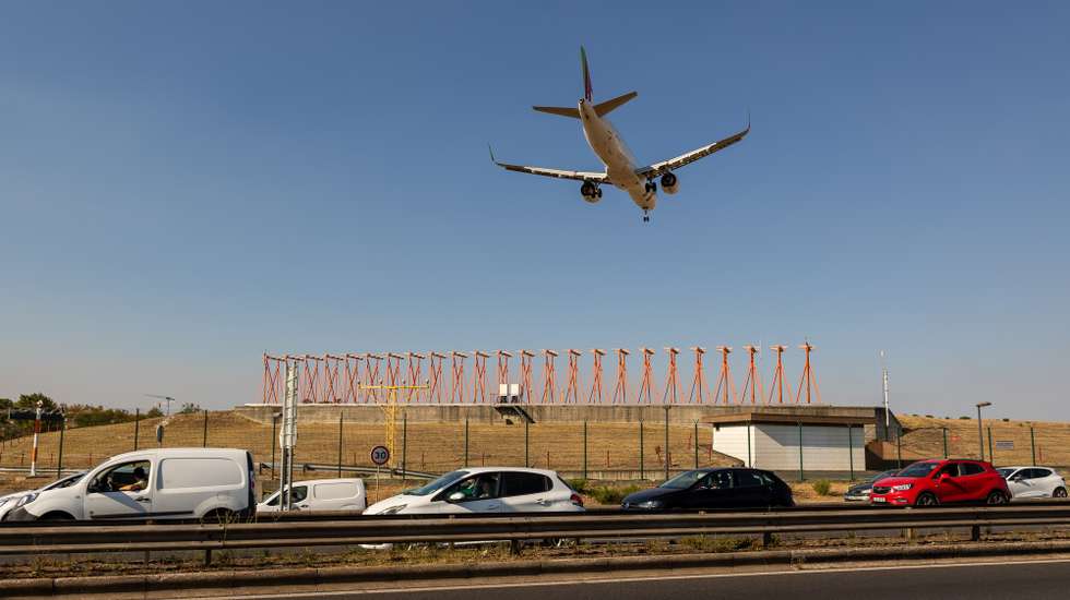 Um avião sobrevoa a segunda circular, em Lisboa, 17 de setembro de 2024. O tráfego aéreo sobre a cidade de Lisboa está cada vez mais intenso, havendo cada vez mais queixas em relação à poluição visual e sonora assim como em relação à frequência de voos noturnos. (ACOMPANHA TEXTO DA LUSA DO DIA 28 DE SETEMBRO DE 2024). JOSÉ SENA GOULÃO/LUSA
