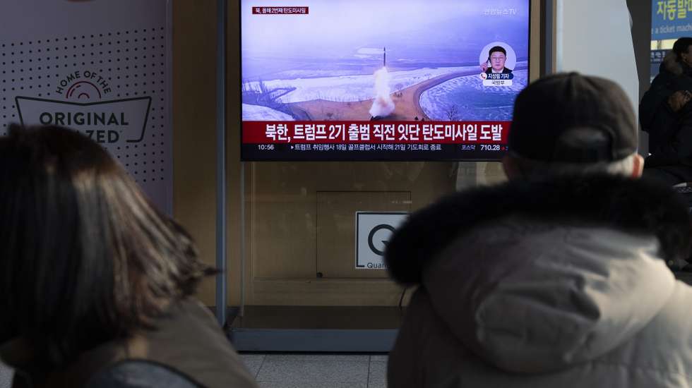 epa11822765 People watch the news at a station in Seoul, South Korea, 14 January 2025. According to South Korea's Joint Chiefs of Staff (JCS), North Korea launched several Ballistic Missile into the East Sea on 14 January.  EPA/JEON HEON-KYUN