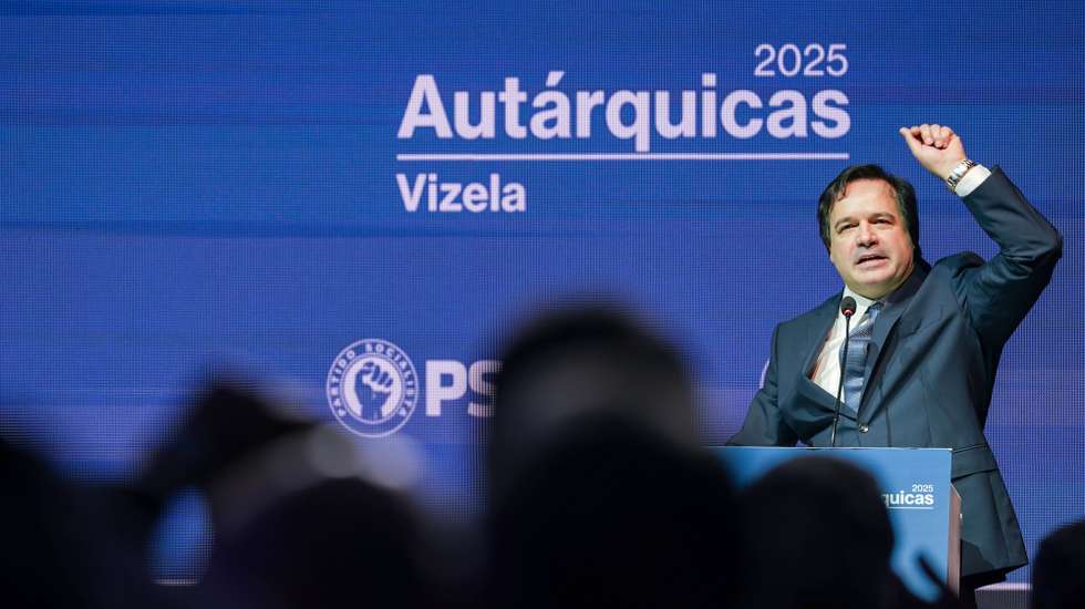 Victor Hugo Salgado discursa durante a apresentação da sua candidatura autárquica à Câmara Municipal de Vizela, 7 de março de 2025. HUGO DELGADO/LUSA