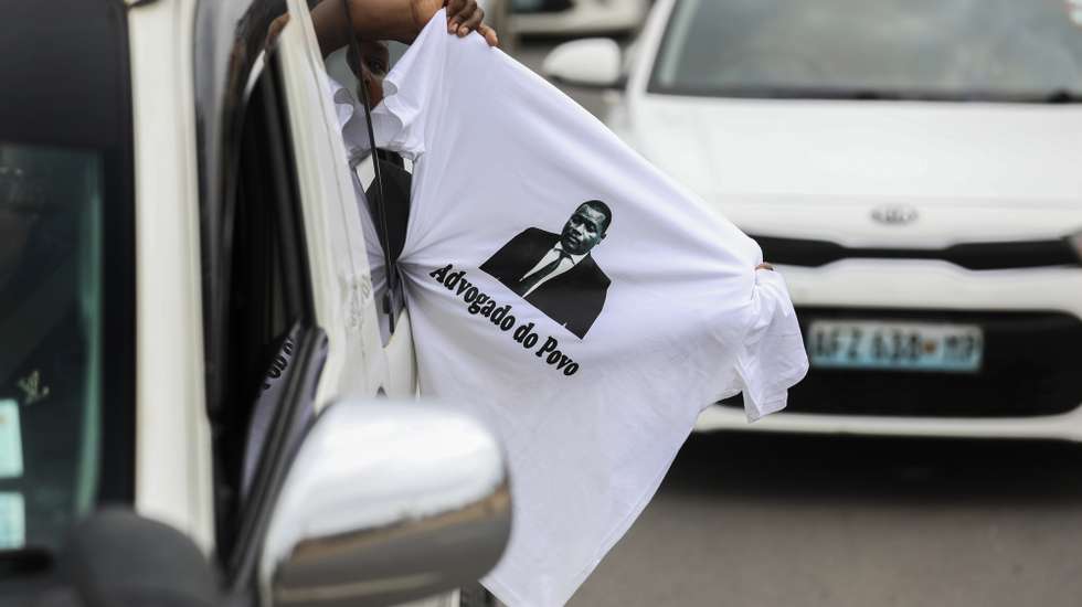 Funeral de Elvino Dias, assessor jurídico do candidato presidencial Venâncio Mondlane, em Maputo, Moçambique, 23 de outubro de 2024. A polícia moçambicana confirmou no sábado, à Lusa, que a viatura em que seguiam Elvino Dias, advogado do candidato presidencial Venâncio Mondlane, e Paulo Guambe, mandatário do Povo Otimista para o Desenvolvimento de Moçambique (Podemos), partido que apoia Mondlane, mortos a tiro, foi “emboscada”. LUÍSA NHANTUMBO/LUSA