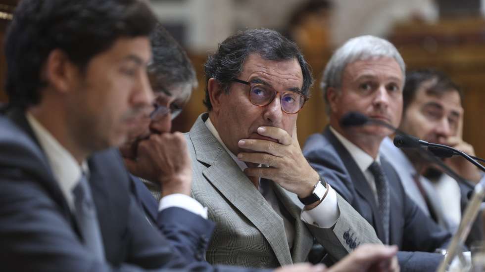 O ministro da Economia e da Coesão Territorial, Manuel Castro Almeida ouvido na Comissão de Economia e Coesão Territorial , esta manhã na Assembleia da República em Lisboa, 16 de setembro de 2025. MIGUEL A. LOPES/LUSA