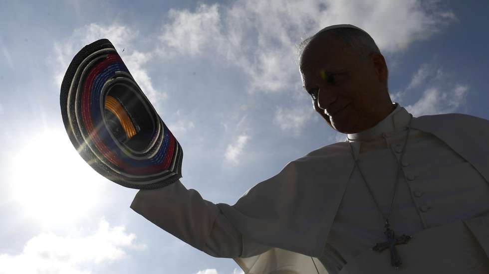 epa12384902 A handout picture provided by the Vatican Media shows Pope Leo XIV gesturing during the weekly general audience in Saint Peter's Square, Vatican City, 17 September 2025.  EPA/VATICAN MEDIA HANDOUT HANDOUT EDITORIAL USE ONLY/NO SALES