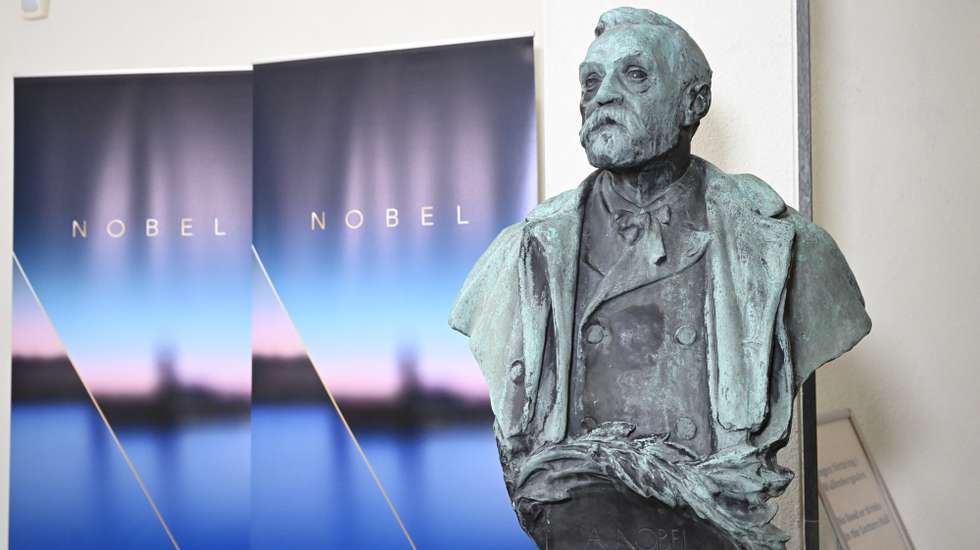 epa10895336 A view of a bust of Alfred Nobel during the announcement of the winners of the 2023 Nobel Prize in Physiology or Medicine in Stockholm, Sweden, 02 October 2023. The 2023 Nobel Prize in Physiology or Medicine was jointly awarded to Katalin Kariko and Drew Weissman 'for their discoveries concerning nucleoside base modifications that enabled the development of effective mRNA vaccines against COVID-19', the Nobel Assembly at the Karolinska Institutet announced.  EPA/JESSICA GOW  SWEDEN OUT