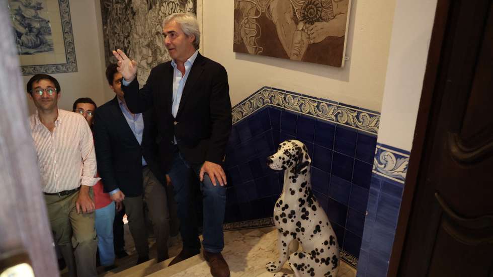 O presidente do CDS-PP, Nuno Melo, durante uma visita à Quinta do Plansel, no âmbito da campanha para as próximas eleições autárquicas do dia 12 de outubro, em Montemor-o-Novo, 09 de outubro de 2025. NUNO VEIGA/LUSA