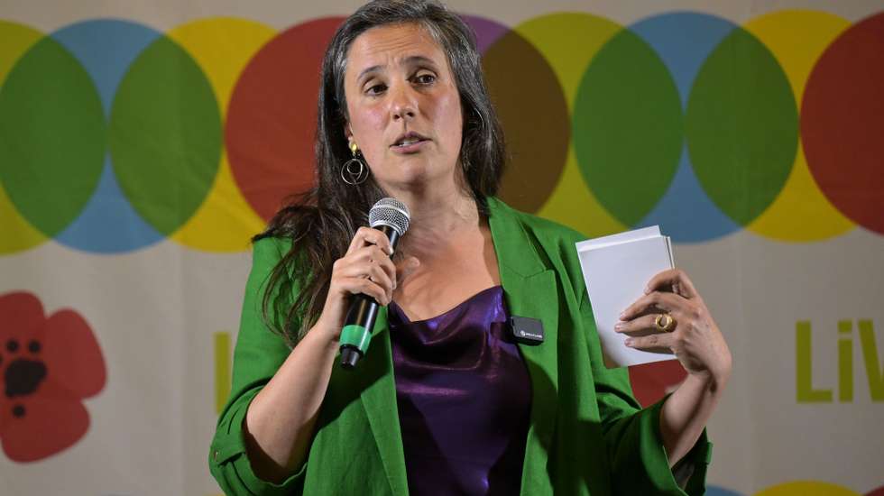 Isabel Mendes Lopes, do partido Livre, intervém durante um jantar/comício, no âmbito da campanha para as eleições legislativas, na Associação de Moradores da Bouça, no Porto, 02 de maio de 2025. FERNANDO VELUDO/LUSA