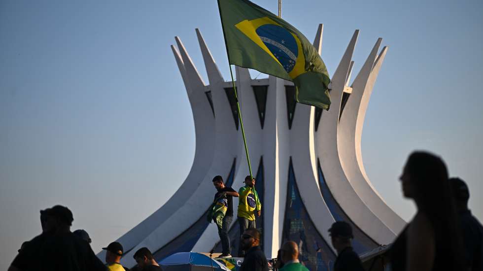 epa12438493 Supporters of former Brazilian President Jair Bolsonaro participate in a demonstration demanding “broad, general, and unrestricted” amnesty for the far-right leader and others convicted of coup plotting in Brasília, Brazil, 7 October 2025. The demonstration comes after the so-called “PEC de Blindaje” (Armor Amendment) amnesty bill, which sought to pardon those involved in the 8 January 2023 attack on the Brazilian Congress and subsequent unrest, was defeated in the Brazilian Senate.  EPA/ANDRE BORGES