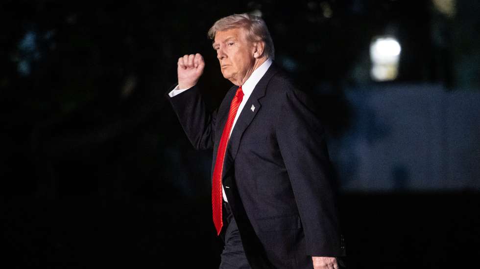 epa12499906 US President Donald Trump walks on the South Lawn of the White House in Washington, DC, USA, 02 November 2025.  EPA/Francis Chung / POOL