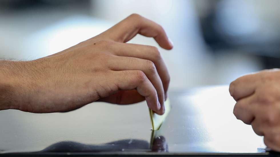Eleitor coloca o seu boletim de voto na urna de votos para a Câmara Municipal de Lisboa, 12 de outubro de 2025. Decorrem este domingo as eleições autárquicas em Portugal onde mais de 9,3 milhões de eleitores podem votar. Os eleitores vão escolher os órgãos dirigentes das 308 Câmaras Municipais, 308 Assembleias Municipais e 3.221 Assembleias de Freguesia, pelo que há três boletins de voto. ANDRÉ KOSTERS/LUSA