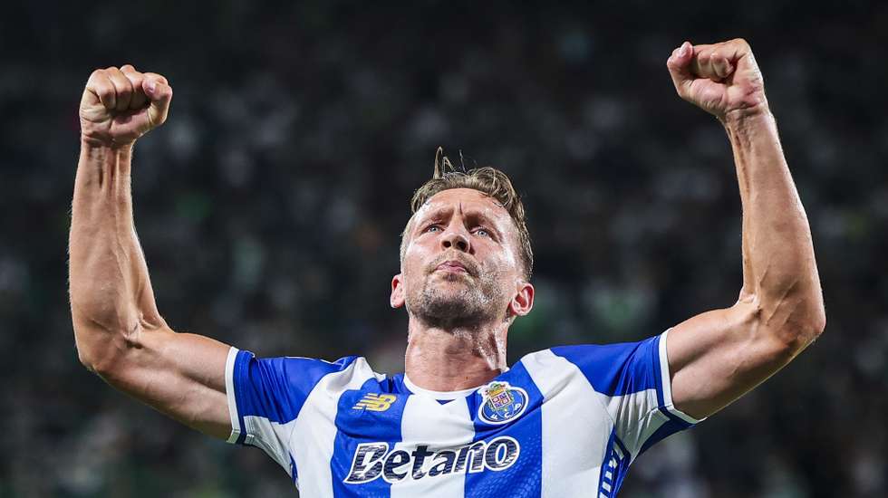 epaselect epa12338373 FC Porto's Luuk de Jong celebrates scoring the 0-1 goal during the Portuguese First League soccer match between Sporting CP and FC Porto, in Lisbon, Portugal, 30 August 2025.  EPA/JOSE SENA GOULAO