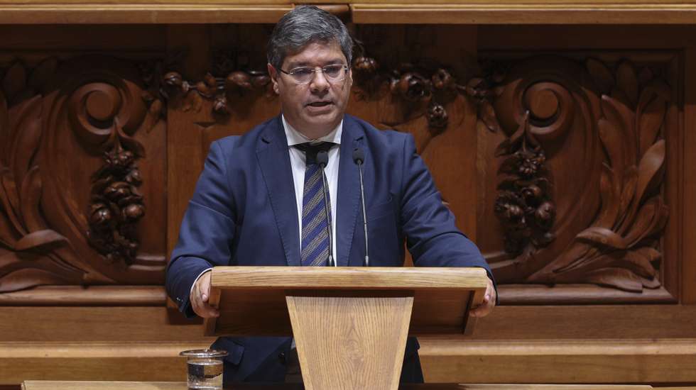 O deputado e líder parlamentar do Partido Socialista (PS), Eurico Brilhante Dias, intervém na sessão plenária sobre o Orçamento do Estado para 2026 (OE2026), na Assembleia da República, em Lisboa, 28 de outubro de 2025. A Assembleia da República continua hoje a debater em plenário a proposta do Governo de Orçamento do Estado para 2026. MIGUEL A. LOPES/LUSA