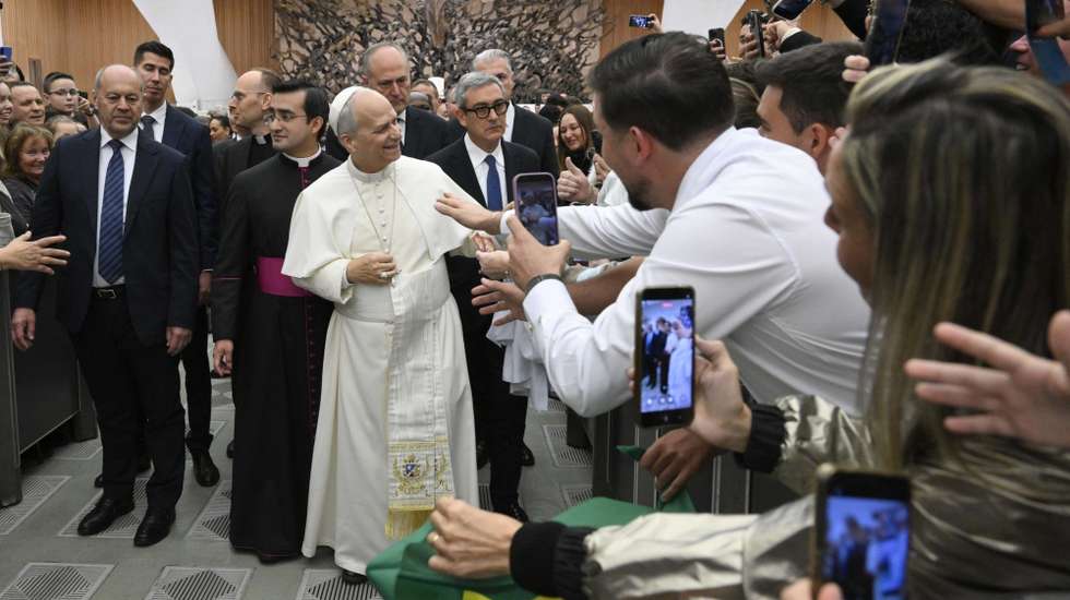 epa12667531 A handout picture provided by the Vatican Media shows Pope Leo XIV greeting the faithful during his General Audience in the Vatican's Paul VI Hall in Vatican City, 21 January 2026.  EPA/VATICAN MEDIA HANDOUT HANDOUT EDITORIAL USE ONLY/NO SALES