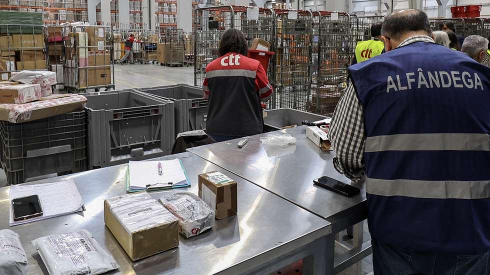 Elementos do Infarmed, da Autoridade Tributária e da Polícia Judiciária participam na operação internacional Pangea, coordenada pela Interpol e focada no combate à venda ‘online’ de medicamentos falsificados, que decorreu em instalações dos CTT, na região de Lisboa, 10 de abril de 2025. A operação anual Pangea, decorreu desta vez entre dezembro de 2024 e maio de 2025, mas durante todo o ano, graças a um protocolo específico, o Infarmed e a AT verificam encomendas e a autoridade do medicamento analisa e decide se se trata de um medicamento com suspeita de falsificação, ou não, e qual o destino a dar-lhe. (ACOMPANHA TEXTO DA LUSA DO DIA 05 DE JULHO 2025). ANTÓNIO COTRIM/LUSA