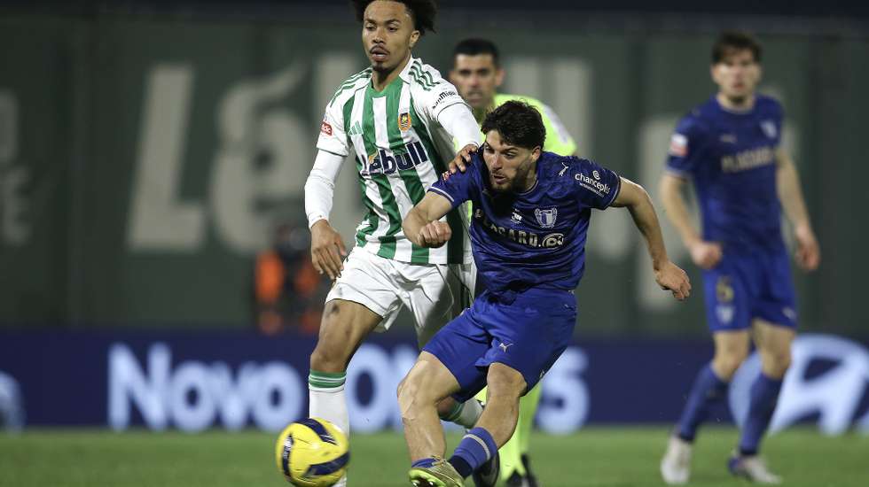 O jogador do Rio Ave, Blesa (E), disputa a bola com o jogador do Famalicão, De Amorim, durante o jogo da I Liga de Futebol realizado no Estádio do Rio Ave Futebol Clube, Vila do Conde, 1 de março de 2026. MANUEL FERNANDO ARAÚJO/LUSA