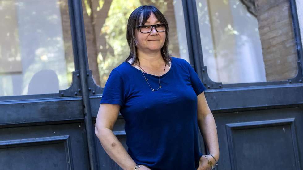 epa06065099 British writer Ali Smith poses for photographers on ocassion of the 4th European Strega Prize at the House of Literature in Rome, Italy, 04 July 2017. Ali Smith is one of the candidates for the European Strega Prize 2017.  EPA/ANGELO CARCONI