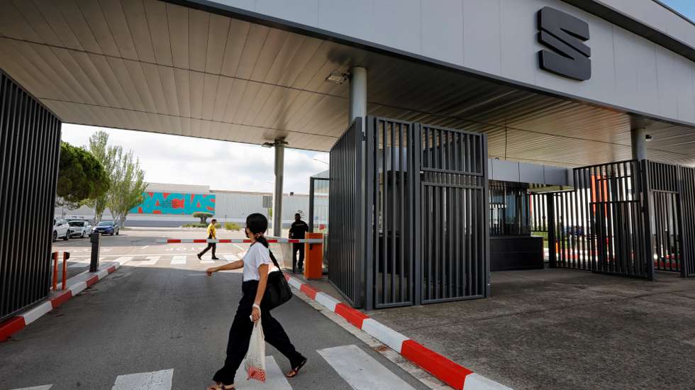 epa09451101 View of the SEAT factory in Martorell, Barcelona, Spain, 06 September 2021. The factory has closed due to the worldwide lack of semiconductors in this industry.  EPA/Susanna Saez
