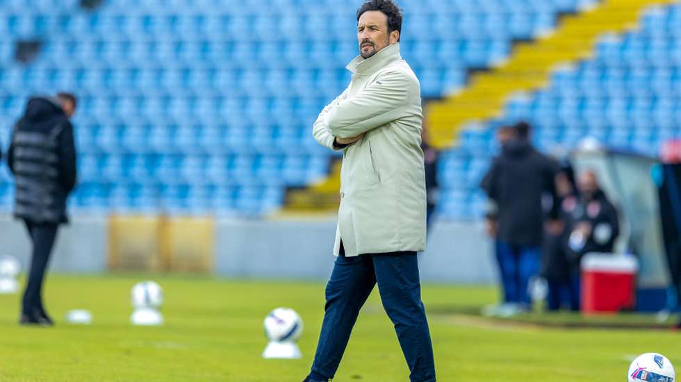 O treinador do Gil Vicente, César Peixoto, reage durante o jogo da Primeira Liga de futebol contra o Santa Clara realizado no Estádio de São Miguel, em Ponta Delgada, ilha de São Miguel, Açores, 21 de março de 2026. EDUARDO COSTA/LUSA