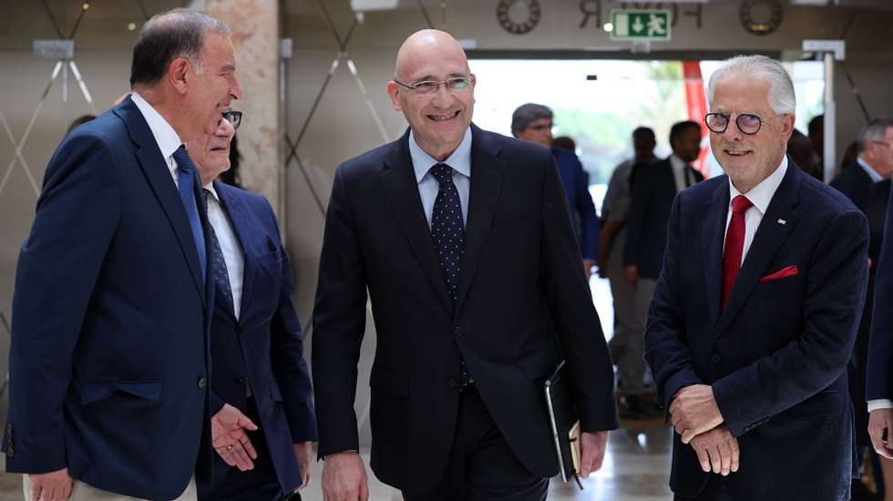 O antigo primeiro-ministro Pedro Passos Coelho (C), acompanhado por Luís Alberto Silva, presidente do Conselho de Administração da UMP (D), à chegada para participar nas comemorações dos 850 anos do mutualismo em Portugal, uma iniciativa da União das Mutualidades Portuguesas (UMP) subordinada ao tema "Mutualismo: 850 anos a cuidar e proteger pessoas. A construir o futuro", em Vila Nova de Gaia, 29 de maio de 2026. ESTELA SILVA/LUSA
