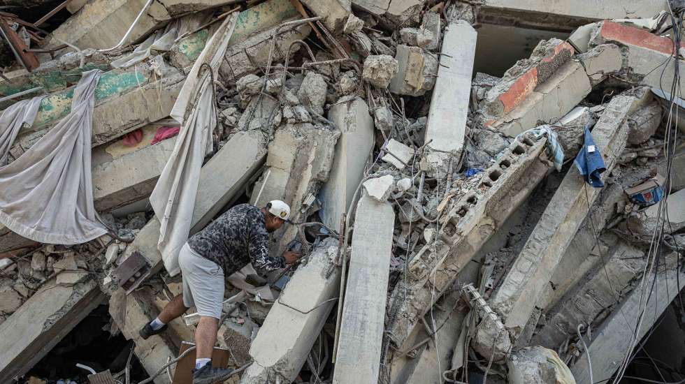 epa13074446 A man searches for survivors among the rubble following two earthquakes with magnitudes of 7.2 and 7.5 in Catia La Mar, La Guaira state, Venezuela, 29 June 2026. The earthquakes have resulted in at least 1,719 deaths, primarily caused by the collapse of numerous buildings.  EPA/Henry Chirinos