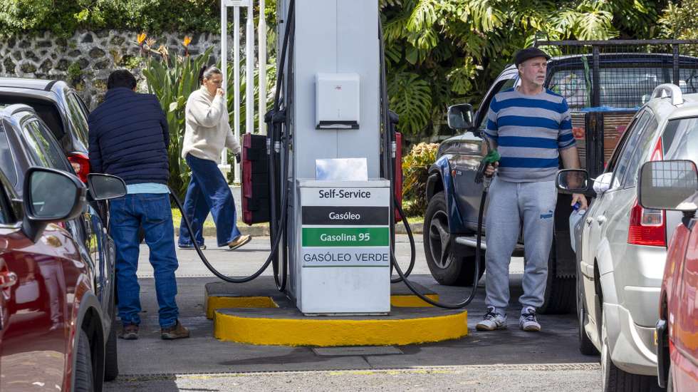 Pessoas abastecem veículos devido ao aumento dos combustíveis a partir de sexta-feira onde a gasolina sem chumbo I.O. 95 octanas passa a custar 1,921 euros por litro e o gasóleo rodoviário 2,004 euros por litro, Ponta Delgada, Açores, 30 de abril de 2026. Desde fevereiro, com este novo aumento, o preço da gasolina nos Açores sobe 32,3 cêntimos por litro, o preço do gasóleo 53 cêntimos por litro e o preço do gás butano 52,2 cêntimos por quilo. EDUARDO COSTA/LUSA