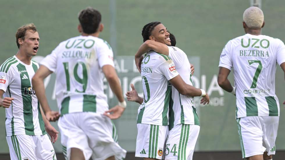 O jogador do Rio Ave, Sebastian Clemmensen (E), festeja o golo marcado ao Nacional, durante o jogo da Primeira Liga de Futebol, realizado no Estádio do Rio Ave FC em Vila do Conde, 11 de outubro de 2026. FERNANDO VELUDO/LUSA