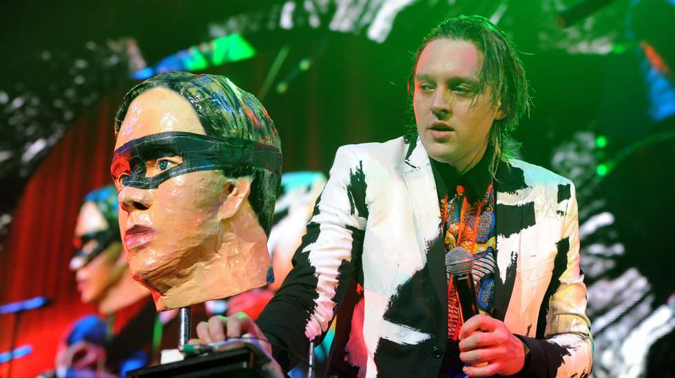 Win Butler é acusado por quatro pessoas de ter tido uma conduta sexual imprópria com fãs da banda.