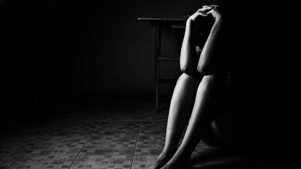 Violação. Mulher sozinha em desespero