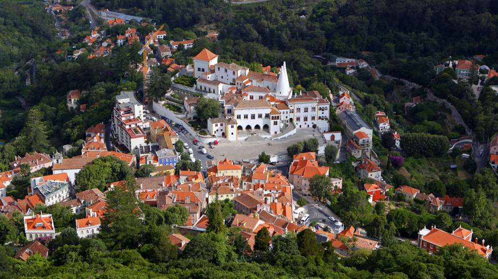 A partir de segunda-feira a circulação no centro histórico de Sintra, no distrito de Lisboa, apenas será possível a moradores, táxis, cargas e descargas de mercadorias, bem como veículos detentores de um identificador
