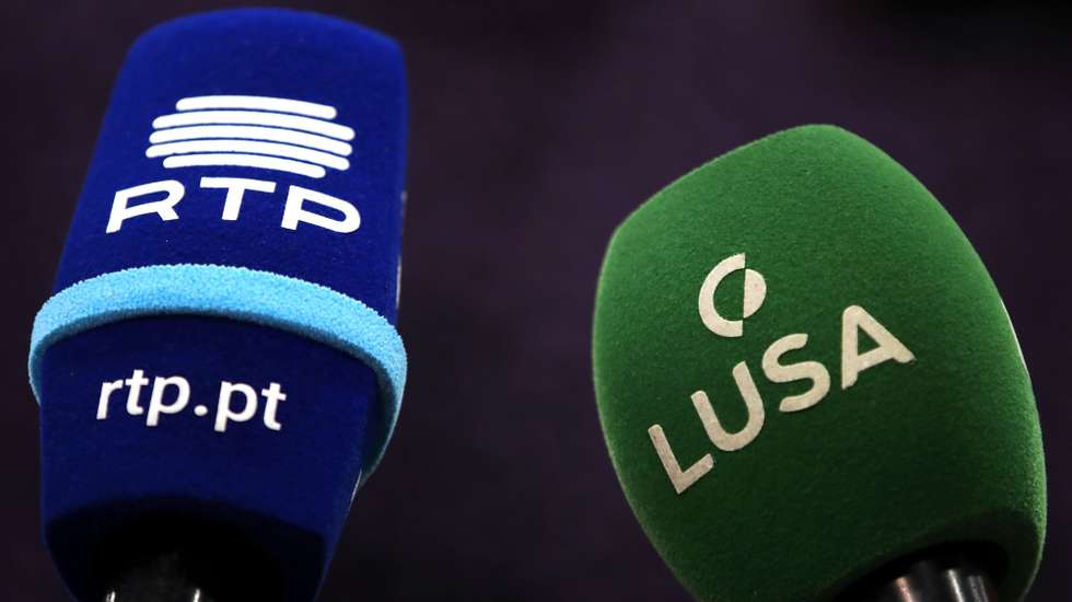 Microfones da RTP e Lusa