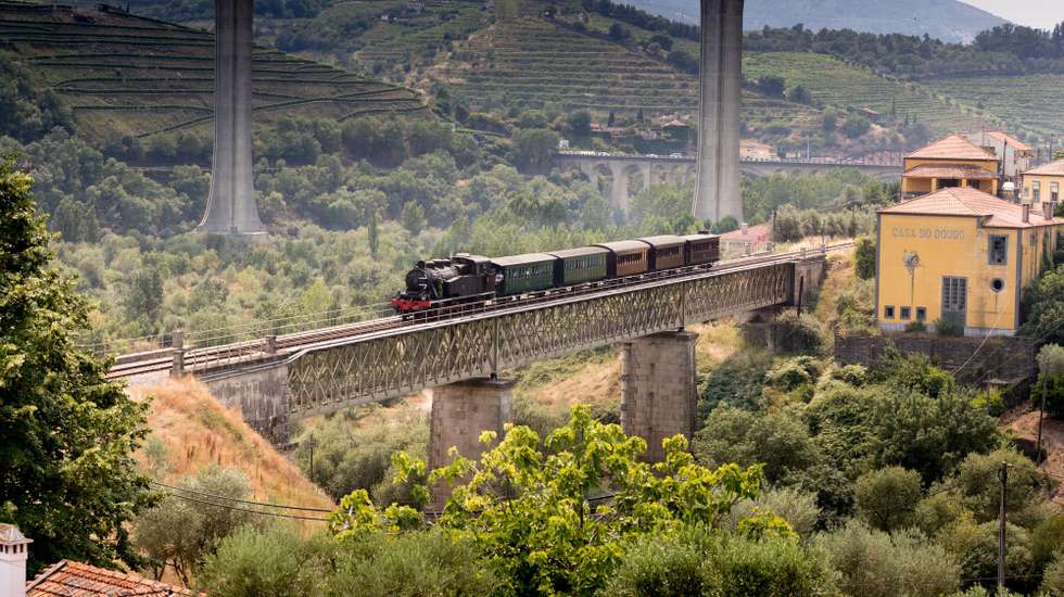 O projeto de eletrificação do troço Marco Canaveses — Peso da Régua vai estender-se entre os quilómetros 60 a 107 da Linha Ferroviária do Douro