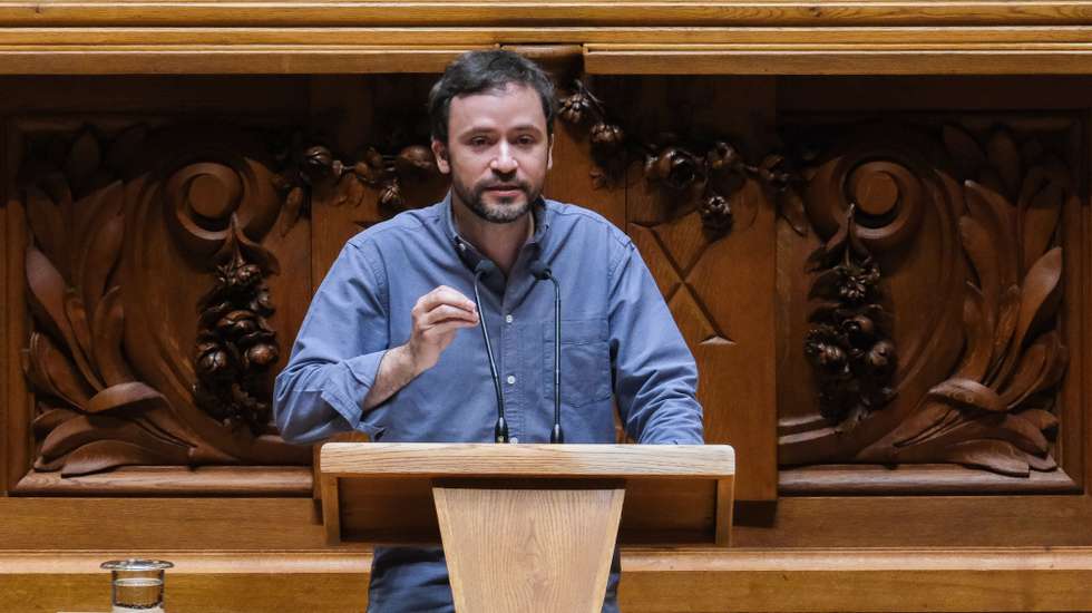 O deputado do Bloco de Esquerda, José Soeiro, participa no debate parlamentar sobre legislação laboral no âmbito da agenda de trabalho digno, na Assembleia da República, em Lisboa, 8 de julho de 2022. MÁRIO CRUZ/LUSA