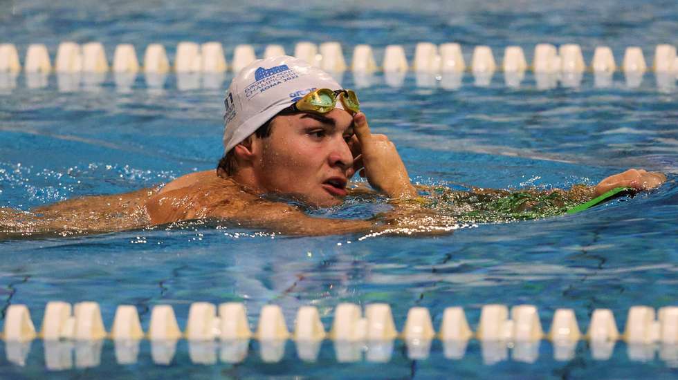 O jovem nadador português de 17 anos do SL Benfica Diogo Ribeiro durante um treino no Complexo de Piscinas do Jamor em Oeiras, 23 de novembro de 2022. Diogo Ribeiro conquistou três medalhas de ouro nos Mundiais de juniores, em Lima, no Peru, e é o primeiro português a superar a marca dos 47 segundos, ao nadar o primeiro percurso dos 4x100 livres em 46,65 segundos. (ACOMPANHA TEXTO DA LUSA DO DIA 24 DE DEZEMBRO DE 2022). TIAGO PETINGA/LUSA