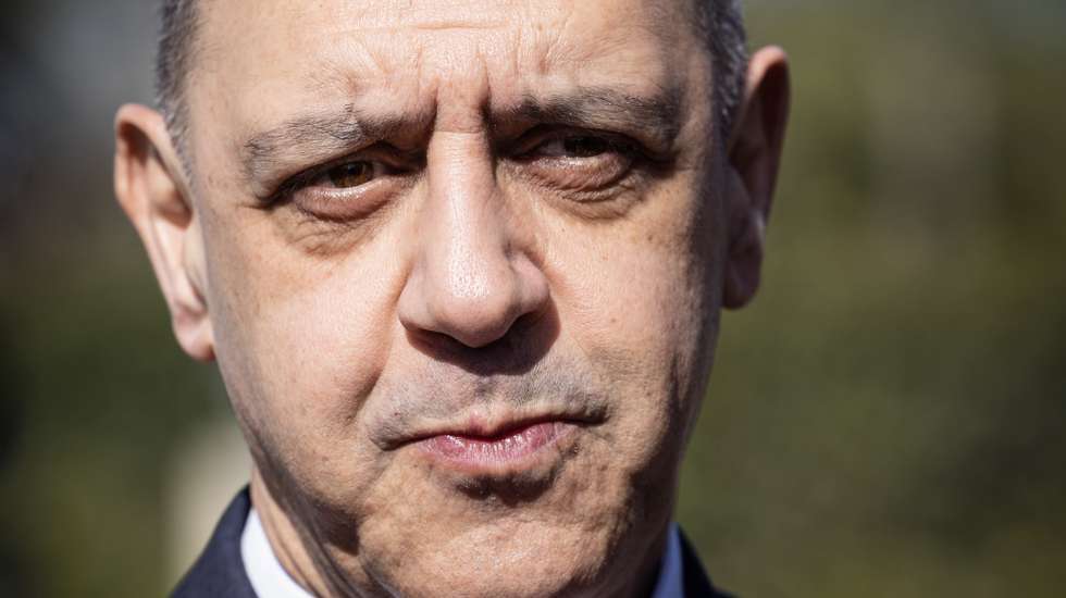 O ministro da Saúde, Manuel Pizarro, fala aos jornalistas após ter dado sangue num autocarro móvel de recolha no dia em que se assinala o Dia Nacional do Dador de Sangue, nos Jardins do Palácio de Cristal, no Porto, 27 de março de 2023. JOSÉ COELHO/LUSA